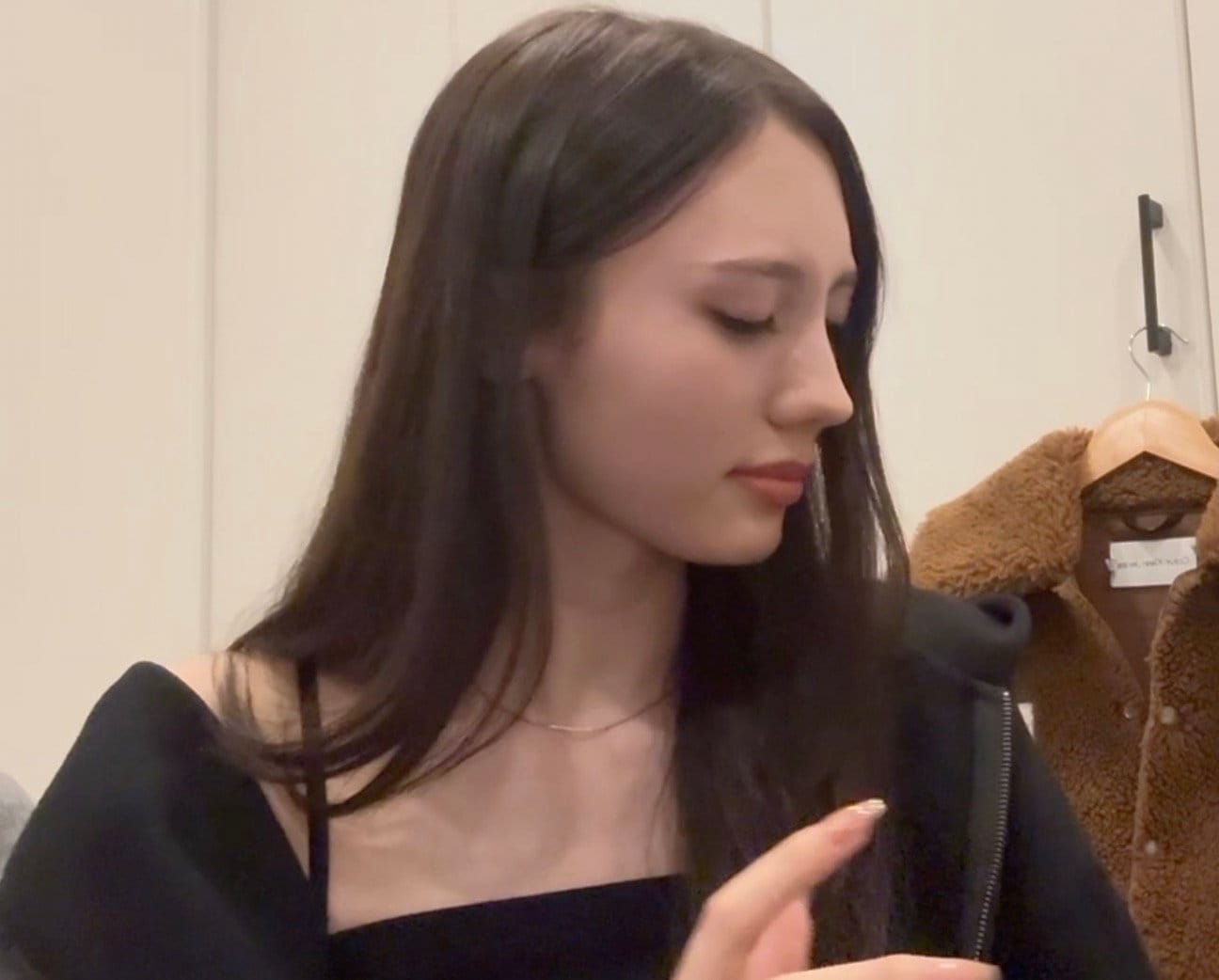 “9頭身の美人姉妹”の姉、可愛すぎるパジャマやお気に入りの私物を紹介