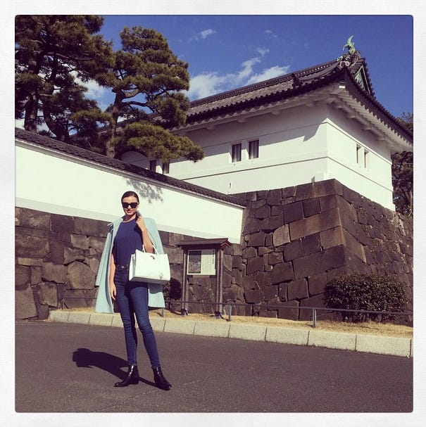 ミランダ・カー、来日 皇居前で記念撮影／Miranda kerr Instagramより【モデルプレス】