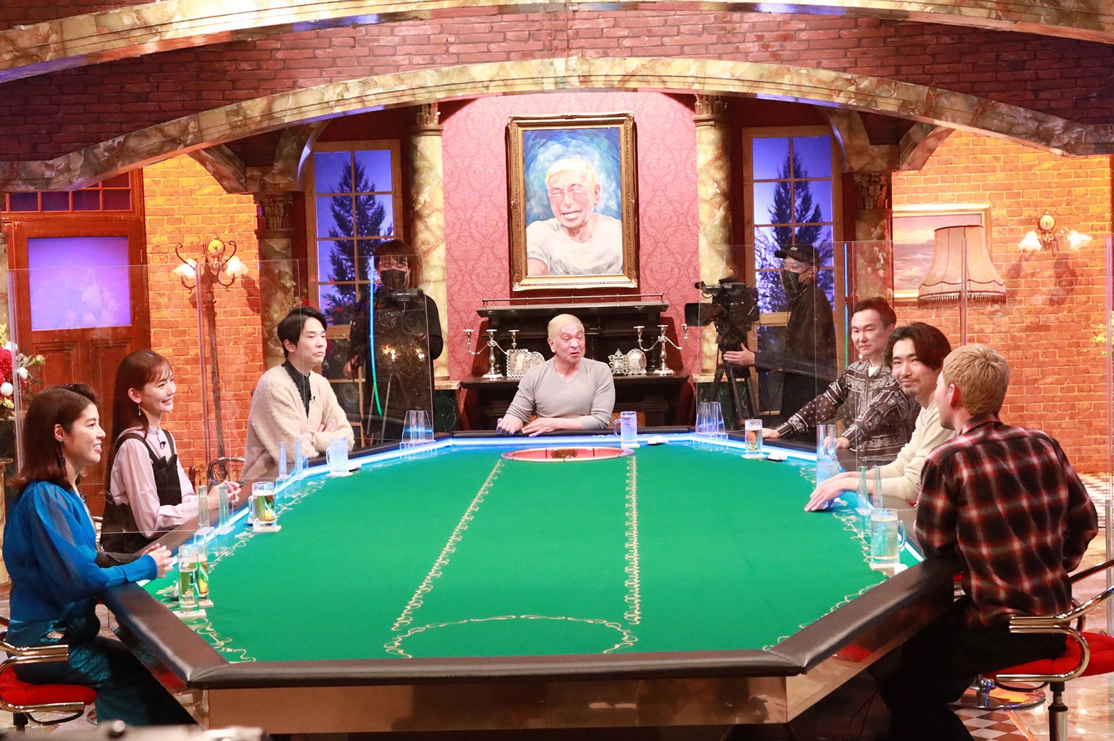 （左手前から時計回りに）神田愛花、中村ゆり、濱家隆一、松本人志、山内健司、柄本佑、嶋佐和也（C）フジテレビ