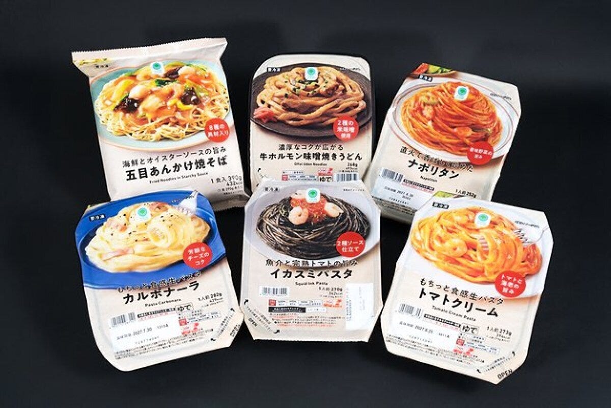 ファミマの冷凍パスタと麺類5種類のパッケージが並ぶ ファミマの冷凍パスタと麺類5種類のパッケージが並ぶ