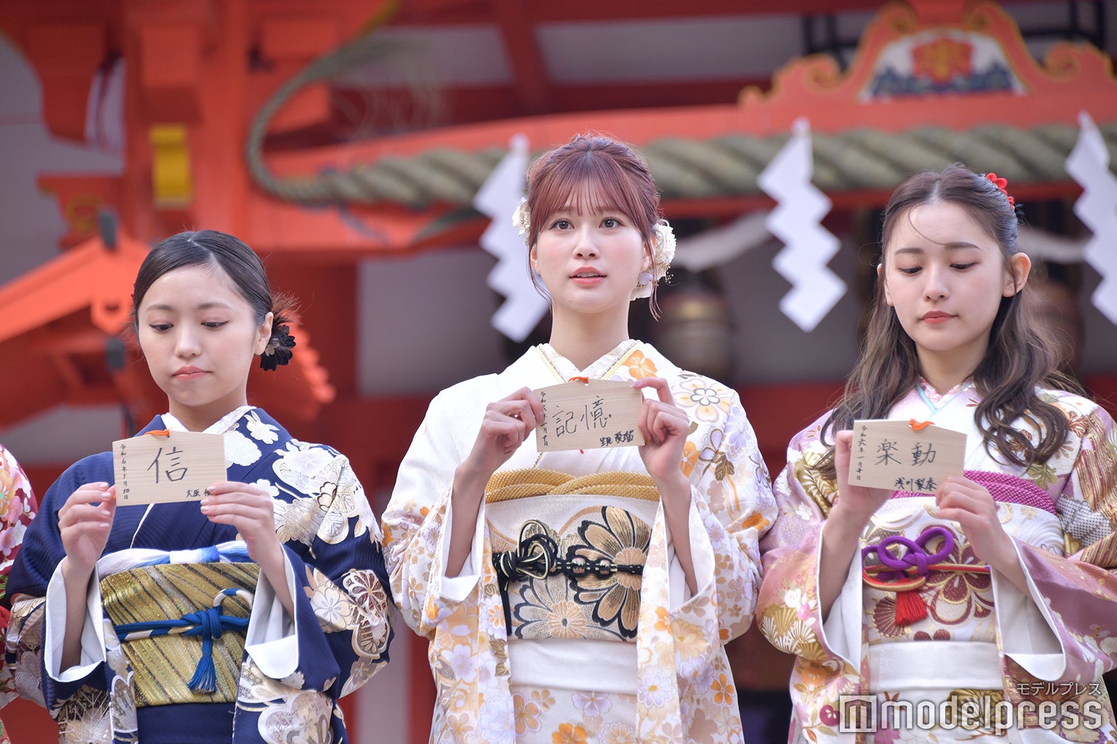 （左から）大原優乃、生見愛瑠、浅川梨奈（C）モデルプレス