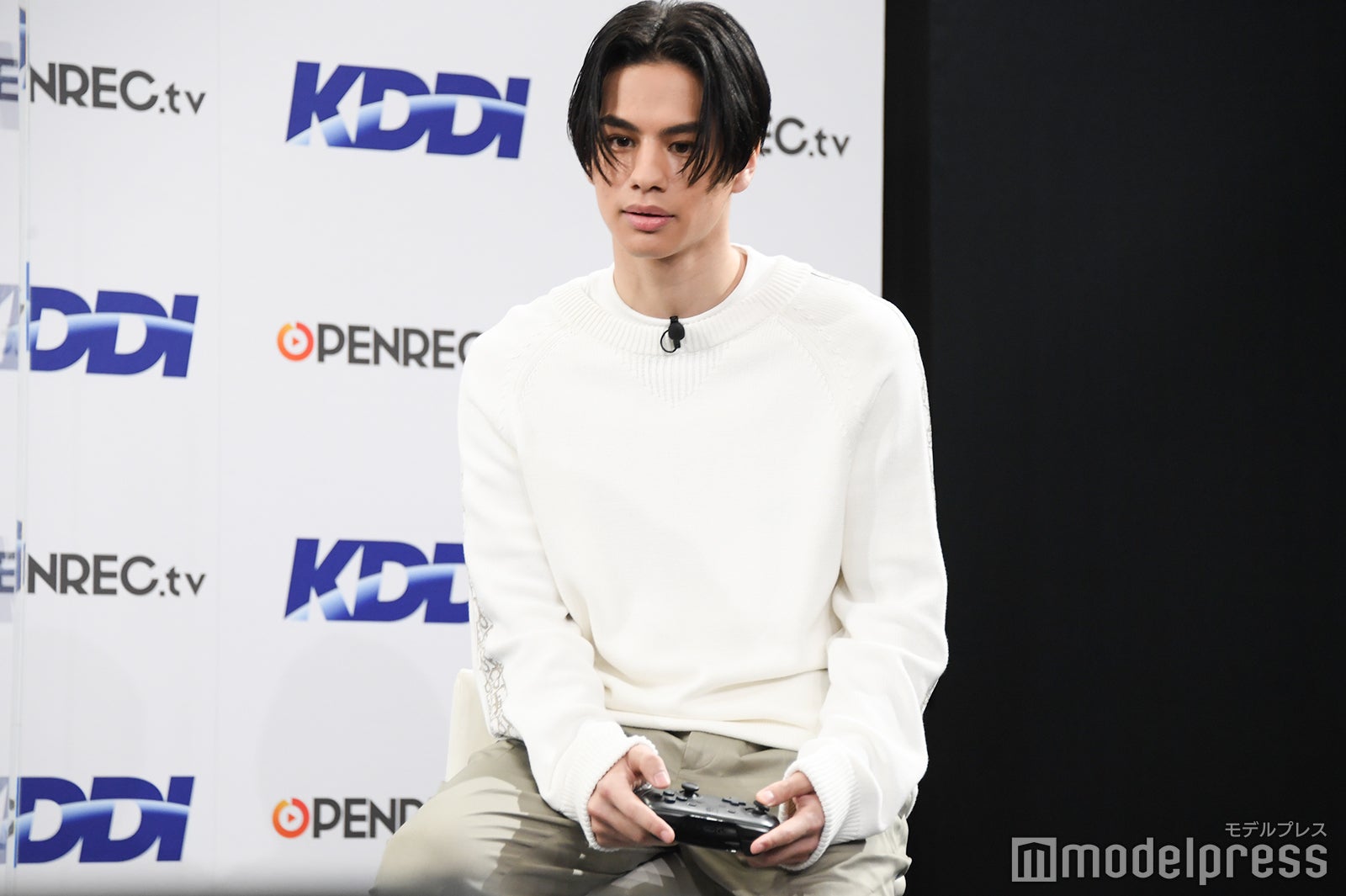 ゲームをする海沼流星 （C）モデルプレス