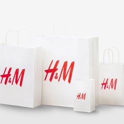 「H&M」ショッピングバッグ有料化&紙製化へ