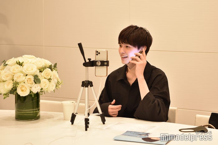 鈴木仁からのボイスメッセージを聞いて…(C)モデルプレス