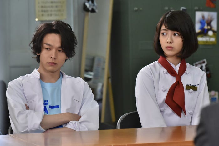 中村倫也、浜辺美波/「崖っぷちホテル!」第2話より(C)日本テレビ