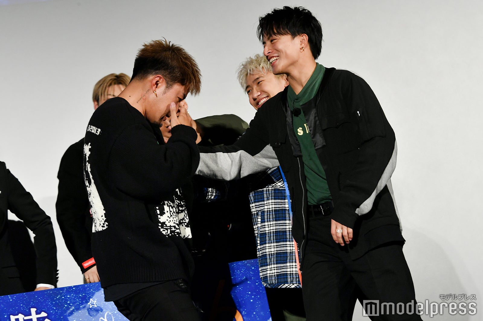 わざと感極まったようなポーズをとる数原龍友（左）（C）モデルプレス