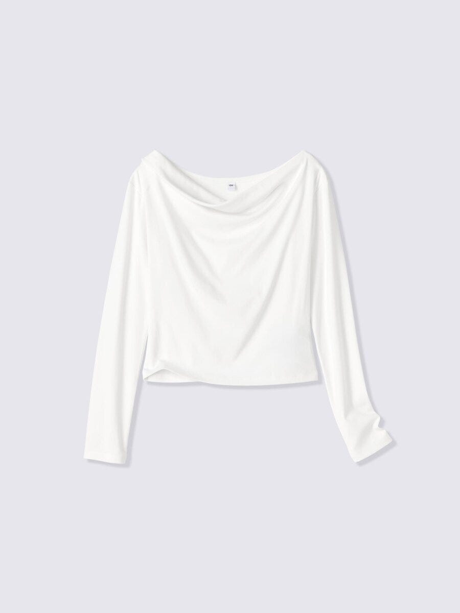 白色のドレープネックTシャツを平置きで撮影