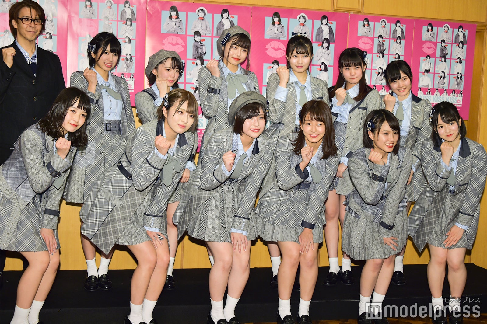 （後列左から）横内謙介、大西桃香、濱咲友菜、人見古都音、行天優莉奈、立仙愛理、谷口もか（前列左から）横山結衣、佐藤七海、佐藤栞、太田奈緒、山田菜々美、倉野尾成美（C）モデルプレス