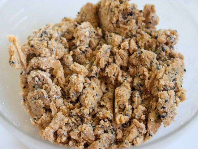 無調整豆乳を加えてゴムベラで切るように混ぜる。