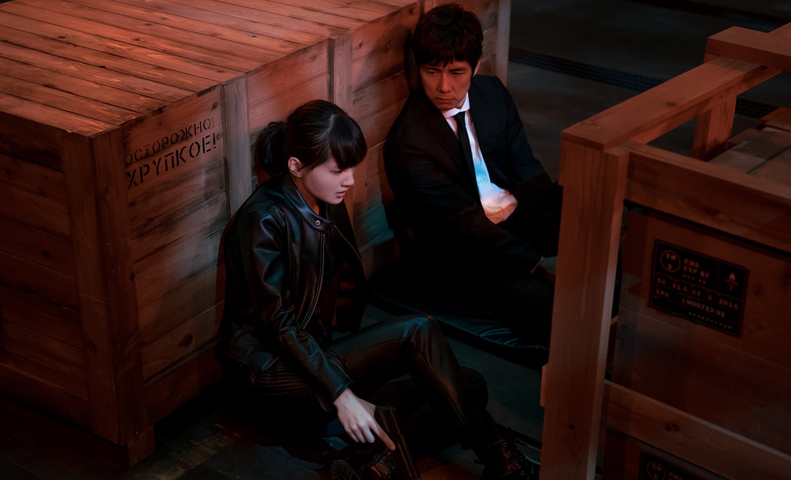 綾瀬はるか、西島秀俊（C）2020映画「奥様は、取り扱い注意」製作委員会