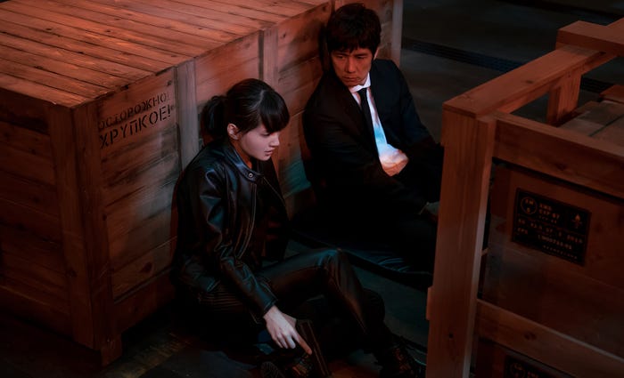 綾瀬はるか、西島秀俊(C)2020映画「奥様は、取り扱い注意」製作委員会