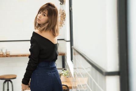 ハイウエストストレートデニムパンツ¥12,000/バナーバレット(バナーバレット 新宿ルミネ2) リブカットソー¥6,900/ROSE BUD バッグ ¥29,000(9月上旬発売)/ステラ ハリウッド(ステラ ハリウッド 青山店) パンプス¥14,000/ダイアナ(ダイアナ 銀座本店)(C)TOPLOG