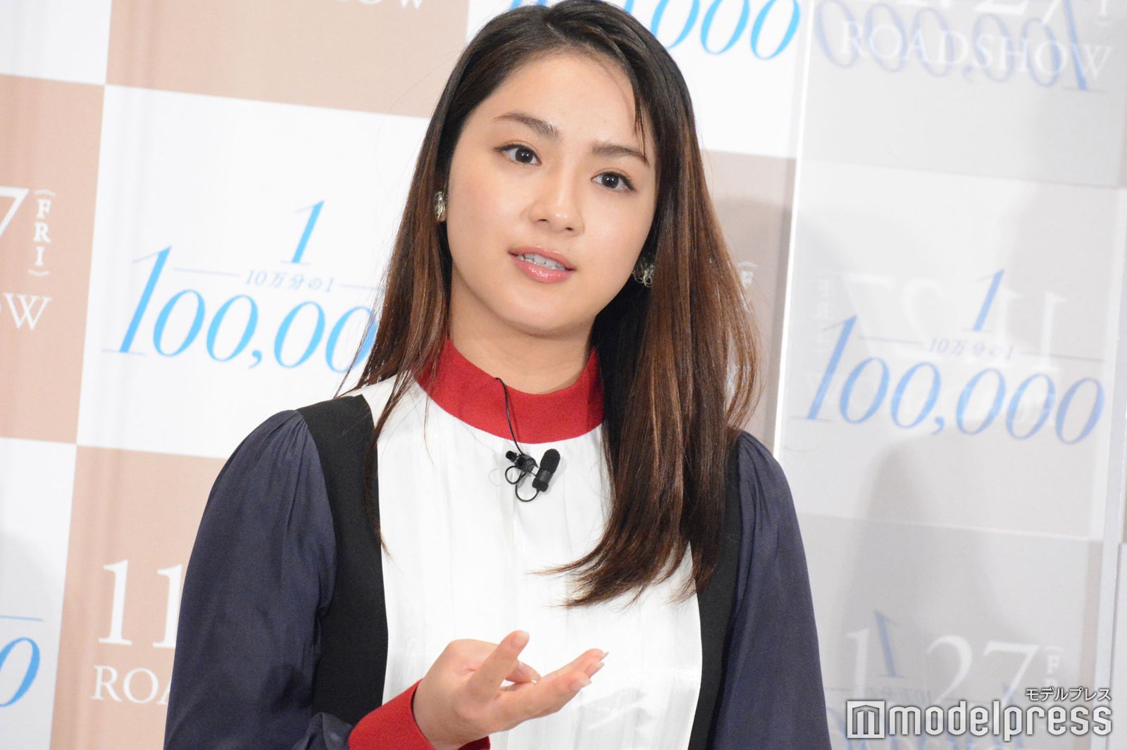 数えながら川柳を考える平祐奈 （C）モデルプレス