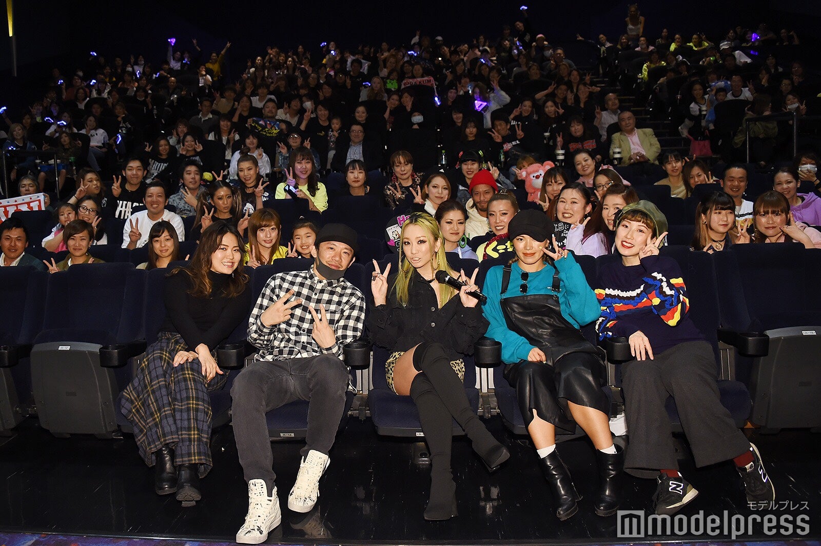 （中央）倖田來未、ダンサー＆ファンと記念撮影（C）モデルプレス