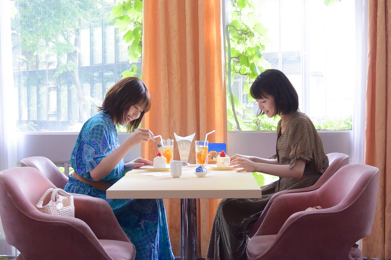 有村架純、浜辺美波／メイキングカット（提供画像）