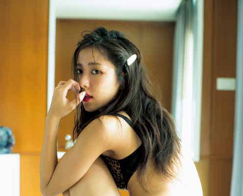 石川恋、アニマル柄SEXYランジェリーで大人の色香
