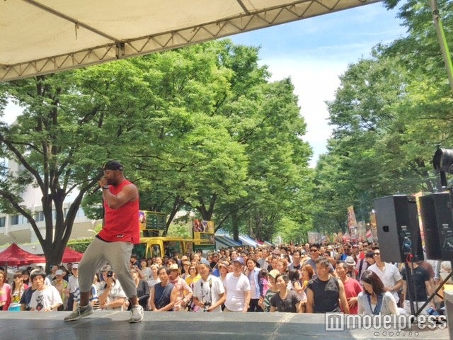 日本にはない踊りや歌のステージパフォーマンス／画像提供：カリブ・ラテンアメリカストリート実行委員会