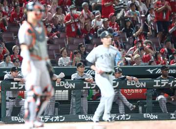 巨人 橋上監督代行「あの回にひっくり返さないと」同点に追いついた直後の攻撃を悔やむ 4連戦初戦は8投手をつぎ込んで痛恨敗戦「切り替えは必要」