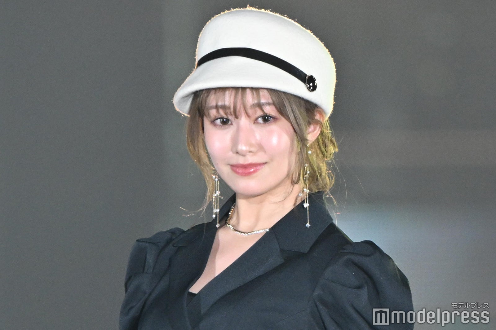 桜井玲香、ミニ丈ワンピから美脚ちらり シックなモノトーン