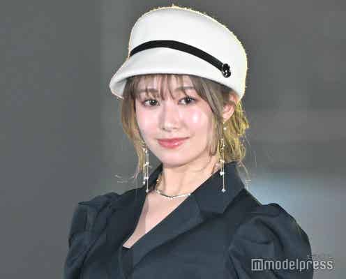 桜井玲香、ミニ丈ワンピから美脚ちらり シックなモノトーンコーデで登場【GirlsAward 2024AW】