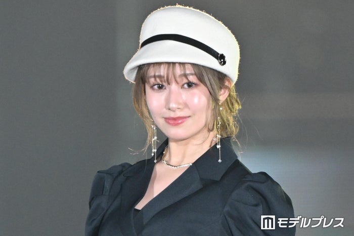 桜井玲香、ミニ丈ワンピから美脚ちらり シックなモノトーンコーデで登場【GirlsAward 2024AW】