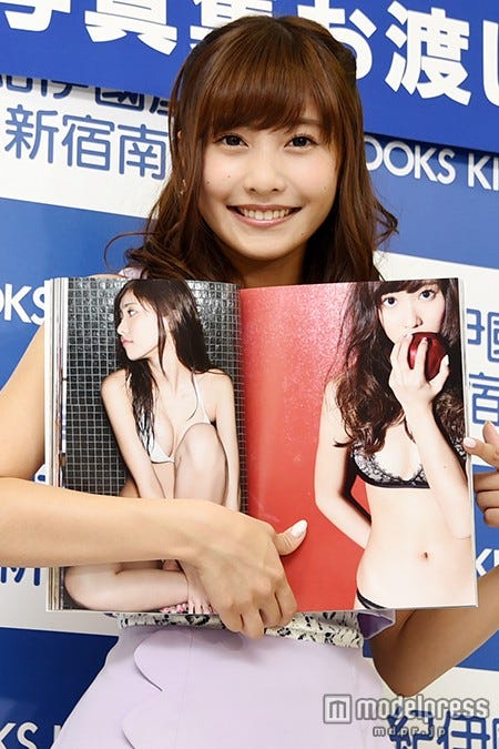 下着姿でりんごをかじる!佐野ひなこのお気に入りカット(右)