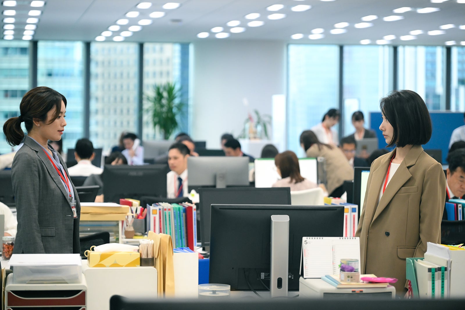 筧美和子、波瑠「フェイクマミー」第1話（C）TBS