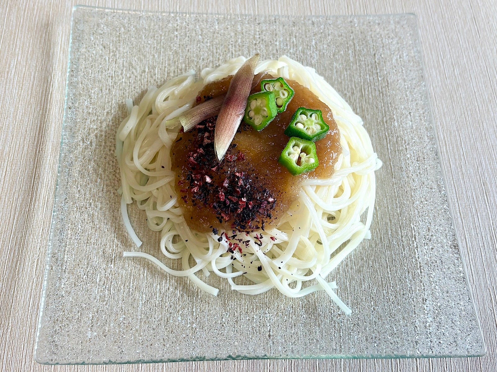 筆者はオクラとミョウガをトッピングしてみました！ 