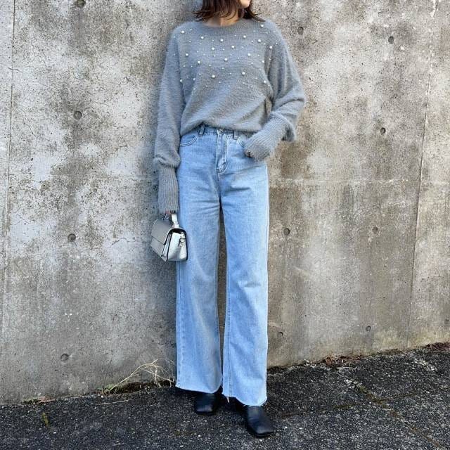 フェミニンなグレーニットと合わせてきれいめに 2024年春の大人女子におすすめのデニムコーデ