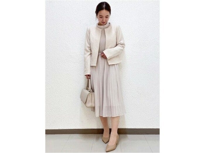 ベージュのジャケットとワンピースでワントーンコーデ　出典：WEAR