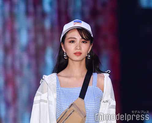 「パーフェクトワールド」で話題の岡崎紗絵、ミニワンピで美脚スラリ 肌見せ夏コーデ<GirlsAward 2019 SPRING/SUMMER>