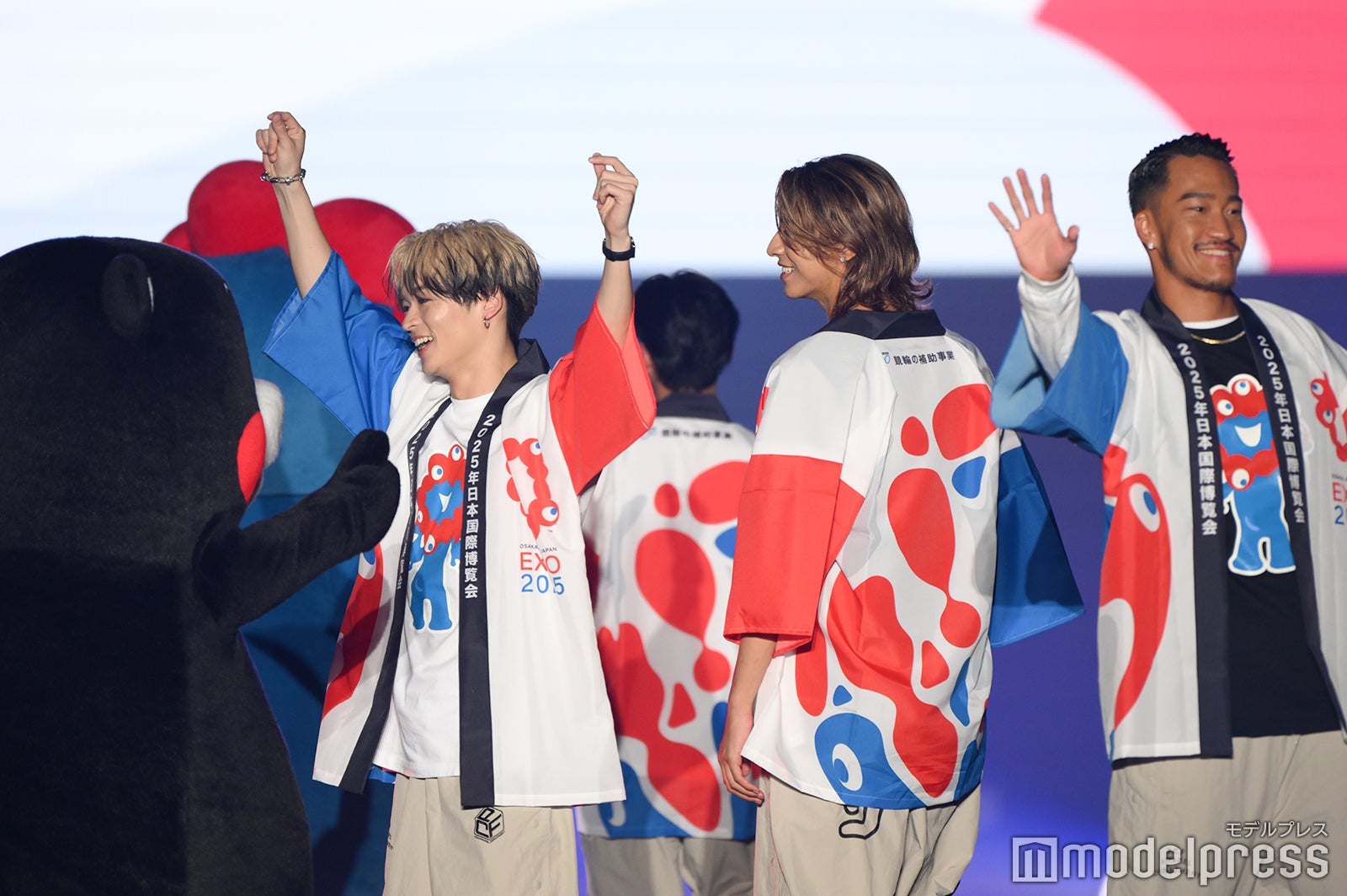 くまモン、ミャクミャクとランウェイするPSYCHIC FEVER（C）モデルプレス