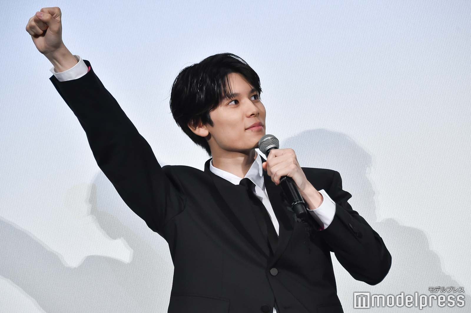 勝ってガッツポーズを決める萩原利久（C）モデルプレス