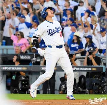 大谷翔平 確信3ランでベンチに向かって雄たけび→二回で途中交代のロハスと歓喜のデコピンポーズ！本拠地大興奮の確信アーチもNHK解説「そんなに振ってない」