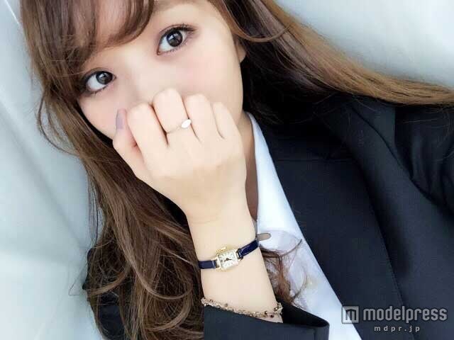 「ネイビーベルト時計×華奢ブレス」スーツスタイルにも◎な万能色のネイビー　