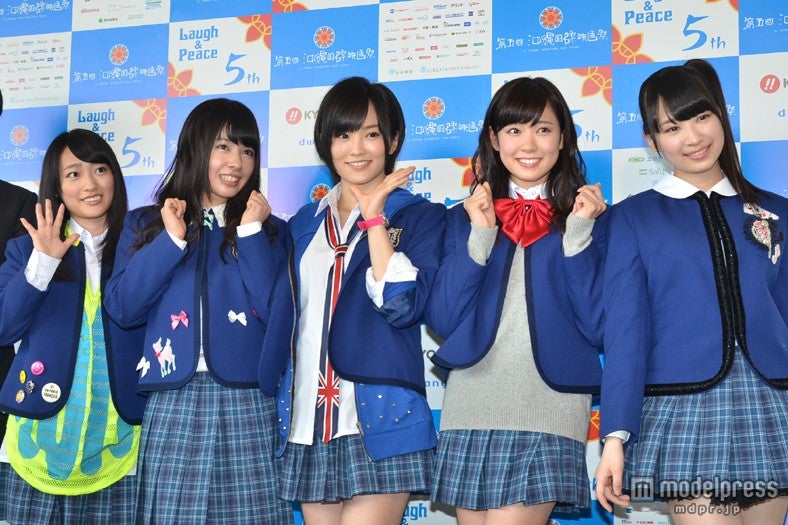 NMB48（左から：小谷里歩、山田菜々、山本彩、渡辺美優紀、小笠原茉由）