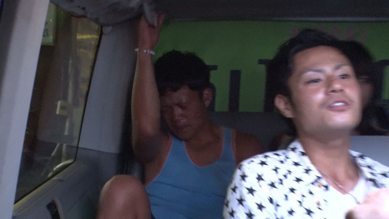 後ろで泣き出す裕ちゃん／「あいのり：Asian Journey」第10話より（C）フジテレビ