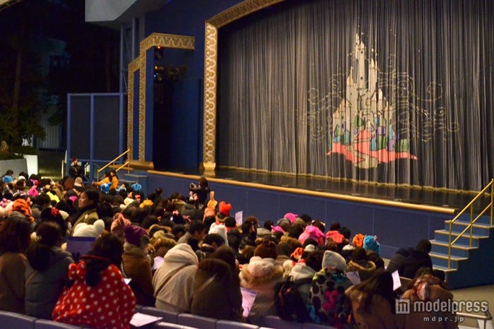 ショーベースに集まった参加者たち