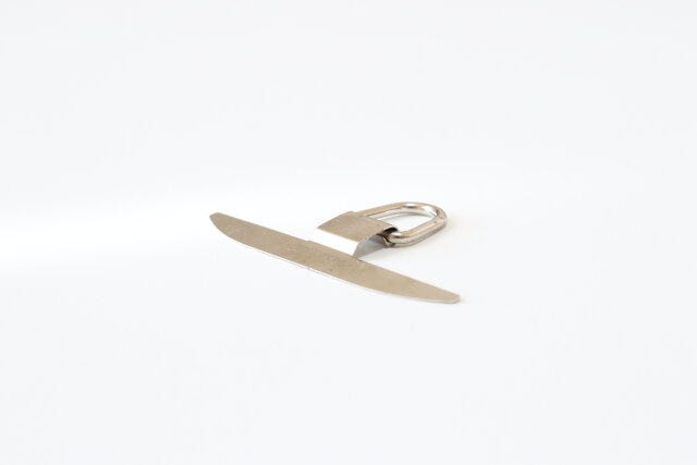 薄い ダイソーステンレス製スマホストラップホルダーシルバー薄い