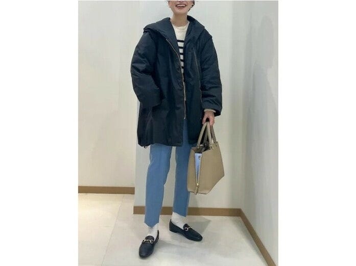 【OKコーデ】ダウンがゆったりならボトムスは細めに、などメリハリをつけて　出典：WEAR
