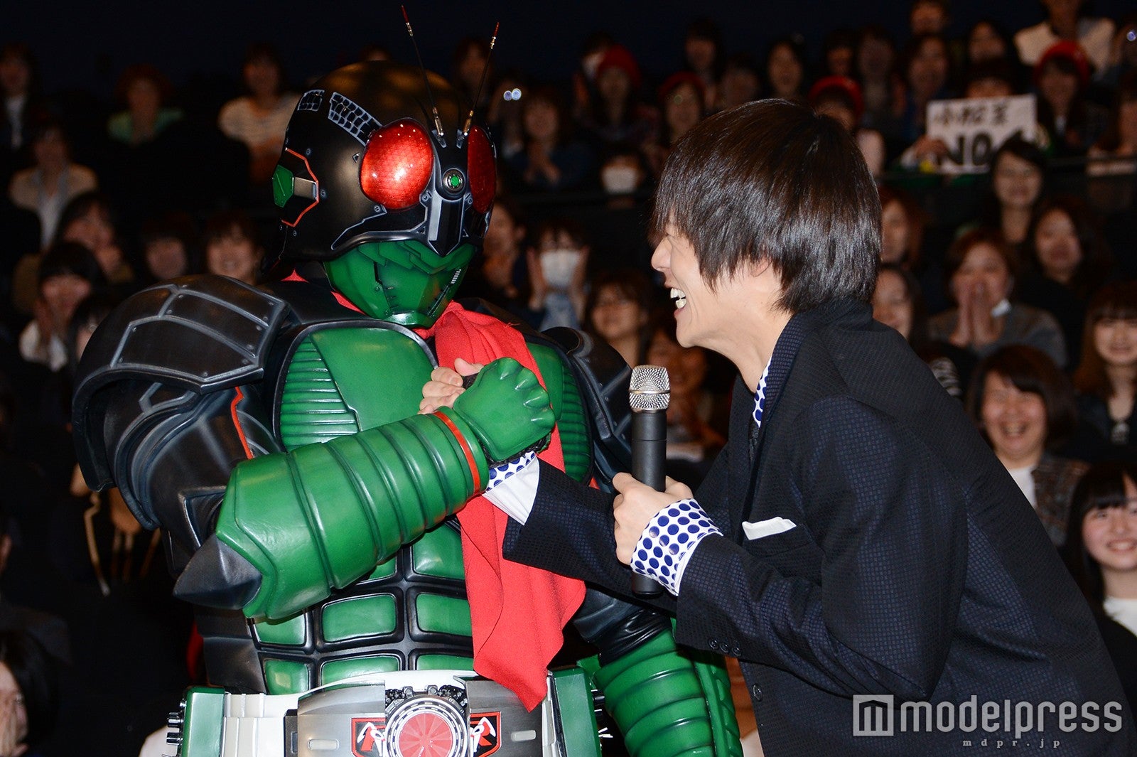 仮面ライダー1号と握手する窪田正孝（C）モデルプレス