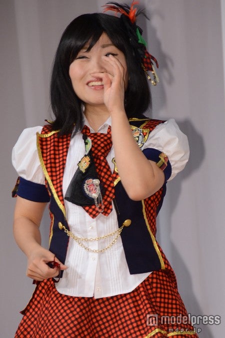 芹那のモノマネを披露するキンタロー。