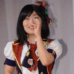 芹那のモノマネを披露するキンタロー。