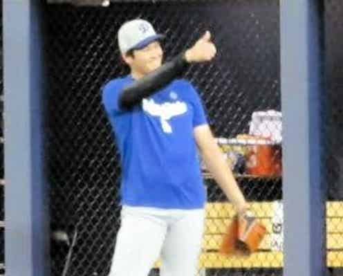 大谷翔平が敵地ファンと戯れるほっこり光景 初戦で「お前は必要ない」大合唱も 笑顔で神対応→スタンド大歓声