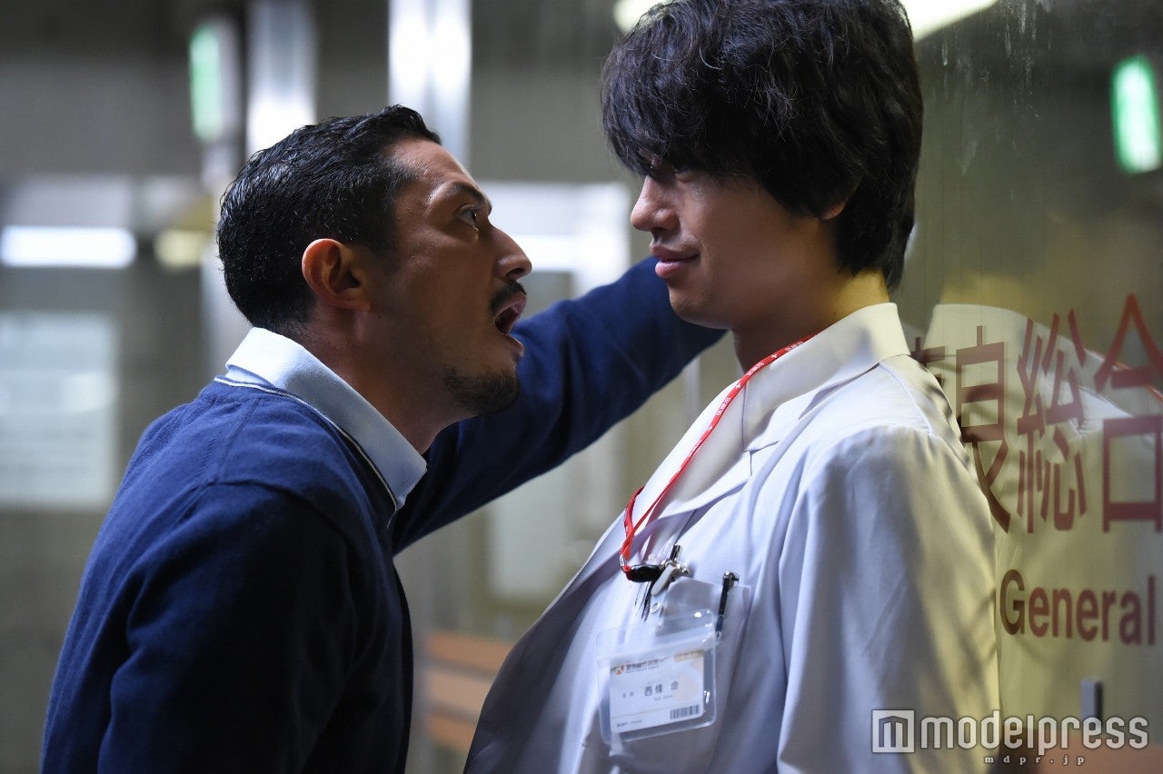 斎藤工、“壁ドン”され「ラテンの匂いがした」