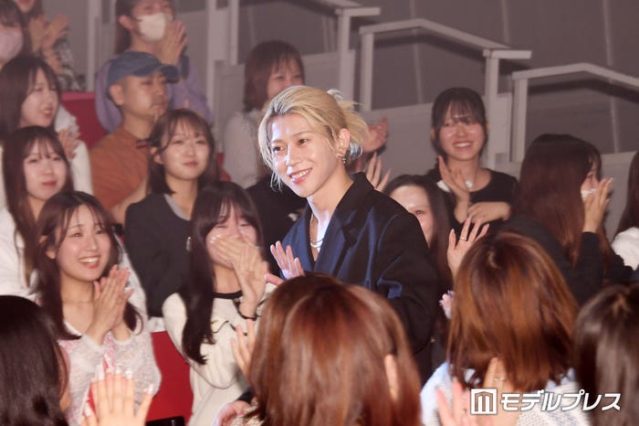 まばゆい微笑みで観客に手を振る末澤誠也(C)モデルプレス