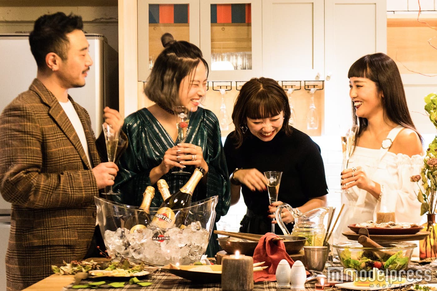 (左から)スタイリスト倉岡晋也さん、知念美加子さん、フリーランスPR・北川奈奈さん、デザイナー・高野千波さん(C)モデルプレス