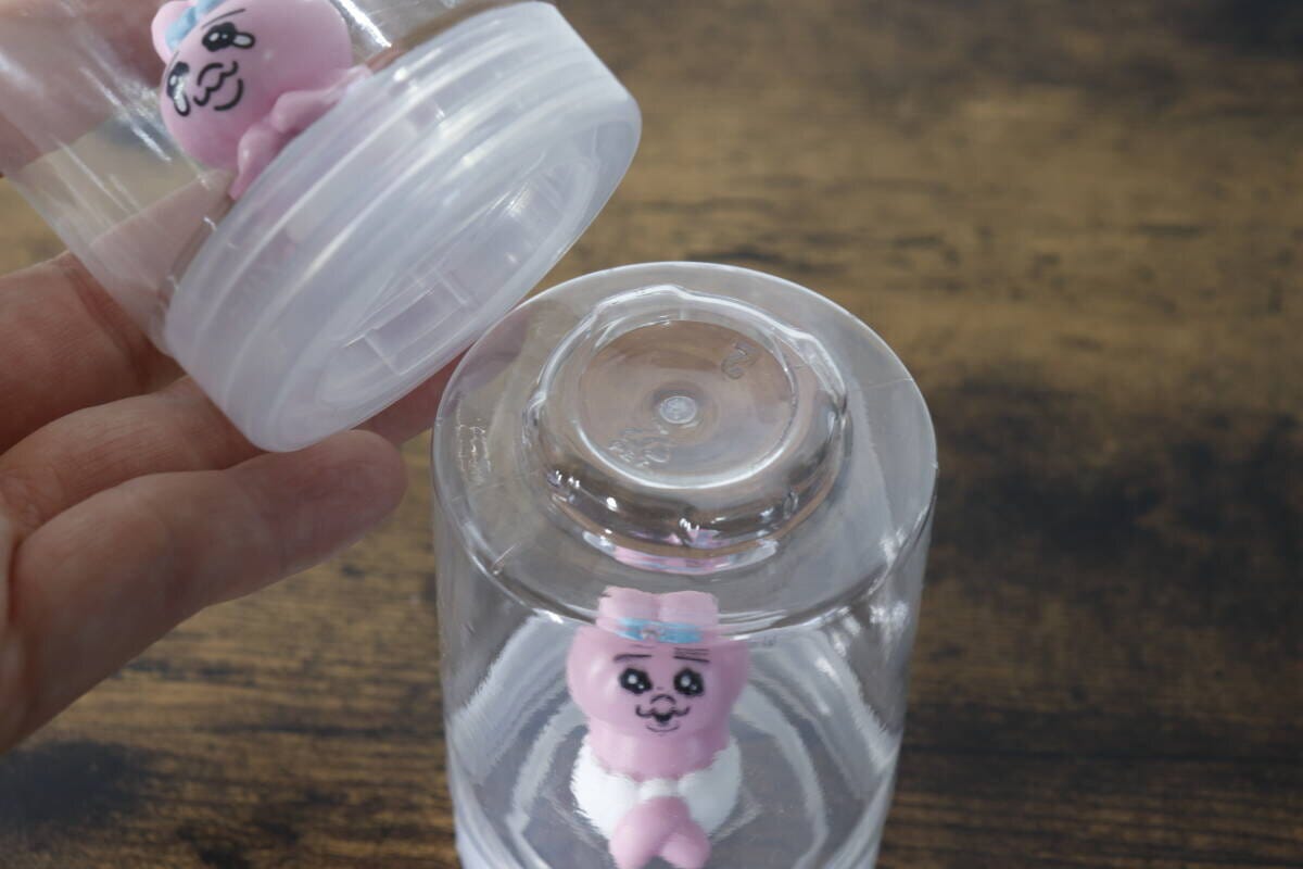 ピンクのフィギュアが入ったケースを重ねて連結している様子