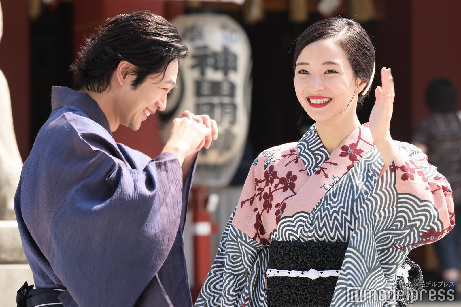 まぶしさに耐えられない松下洸平、まぶしさが平気な広瀬すず（C）モデルプレス