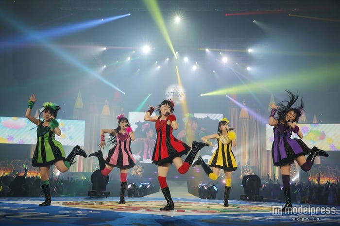 ももいろクローバーZ(左から)有安杏果、佐々木彩夏、百田夏菜子、玉井詩織、高城れにがサプライズ発表「ももクロ一大事2013は西武ドーム2days」開催/photo by Hajime Kamiiisaka
